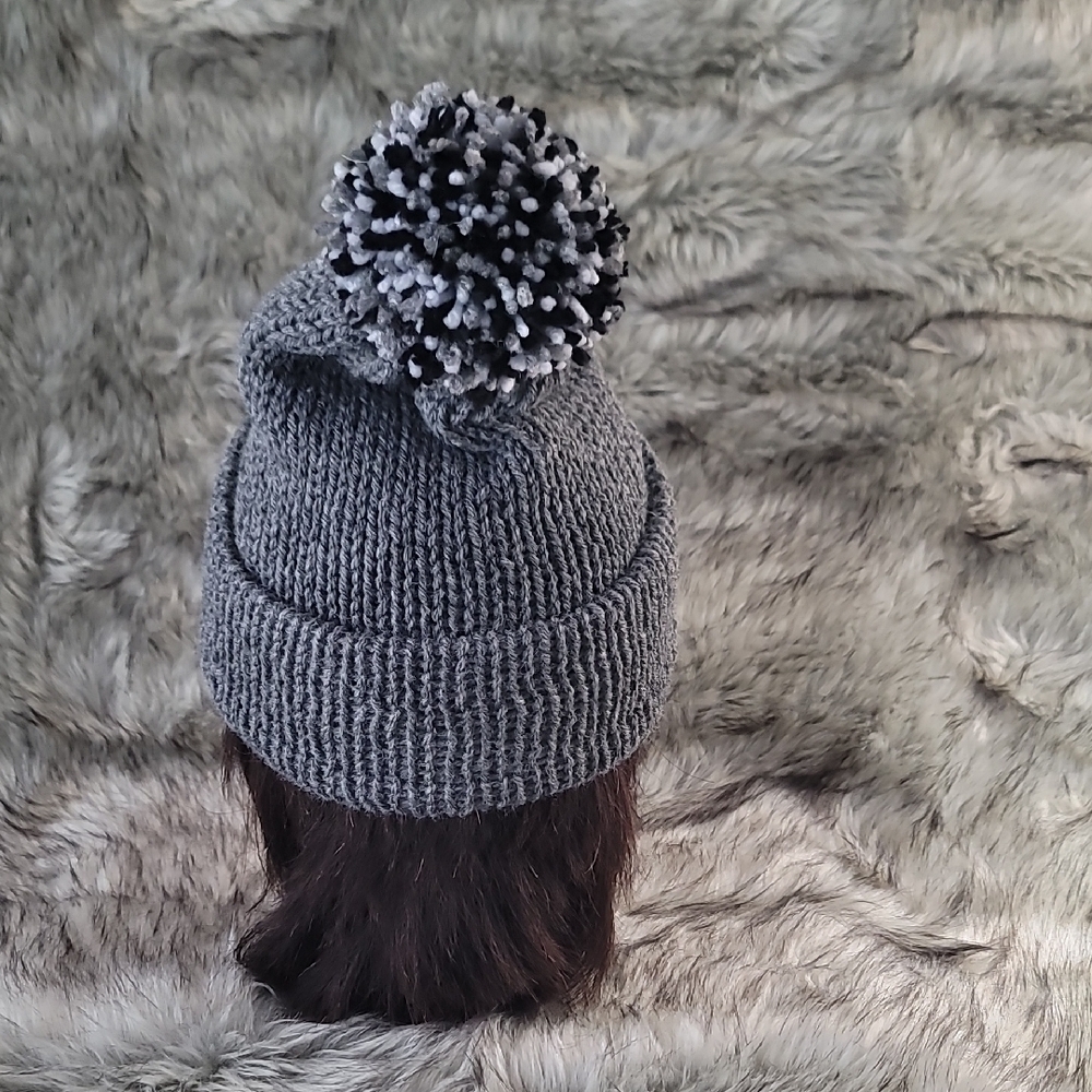 Stylish Gray Knit Pom-Pom winter Beanie - Picture 4 of 7